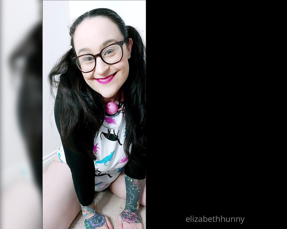 Elizabeth Hunny aka Elizabethhunny OnlyFans - Daddy put me in the naughty corner! Ill show him how good I am so hell let me out )