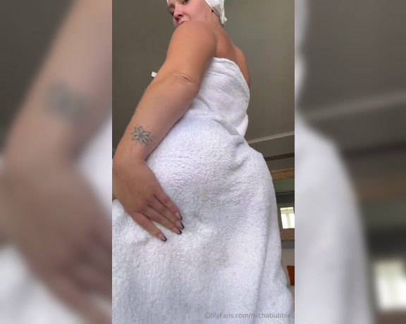 Michabubbles aka Michabubblesvip OnlyFans - Fresh out of the shower Full video in DMs