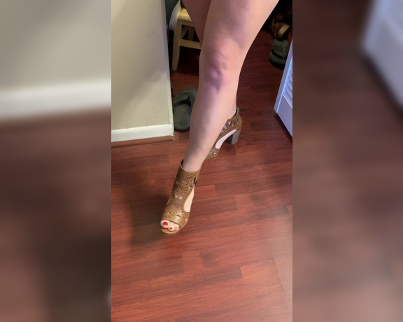 Mrs Robinson aka Haute_for_teacher OnlyFans - For my feet loving friends  Enjoy the video !!