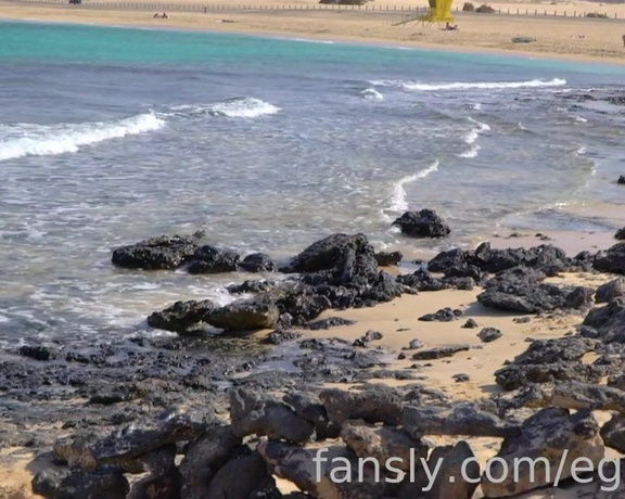 Eggsout Fansly - Faccio la troia in spiaggia mentre tutti mi vedono