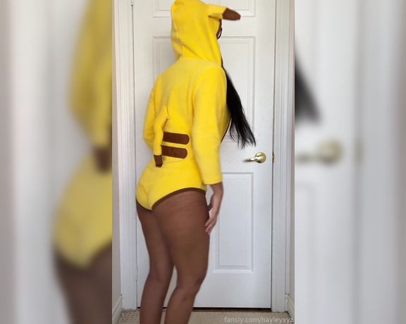 Hayleyxyz Fansly - Heres a quick video of me showing off my Pikachu onesie from my album