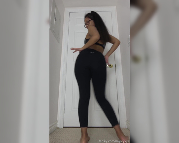 Hayleyxyz Fansly - Squatting, twerking, and smacking my ass First I squat for you, then I shake my ass a bit