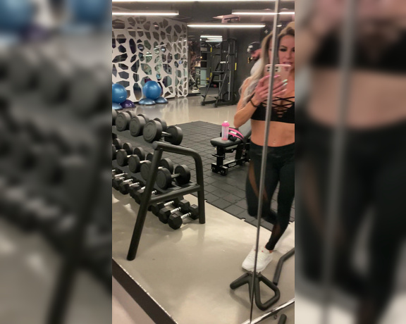 Autumn Blair aka Autumndoll_xo OnlyFans - Me doing my gym OOTD with everyone watching and listening to me say BFTs I think it safe to say the