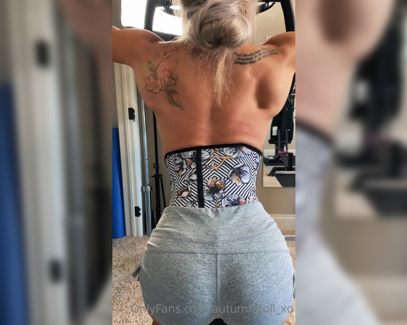 Autumn Blair aka Autumndoll_xo OnlyFans - Check out my back Which way to the beach