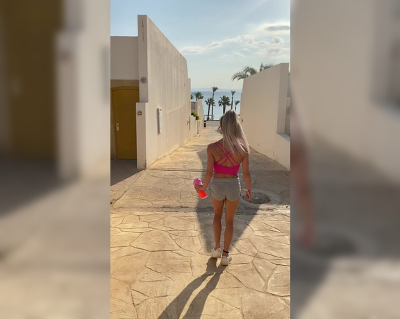 Autumn Blair aka Autumndoll_xo OnlyFans - Walking into whatever day of the week it is like