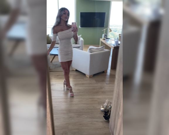 Autumn Blair aka Autumndoll_xo OnlyFans - Oops OOTD better late than never