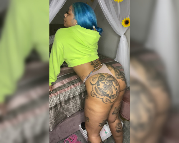 Human Sunflower aka Sunflowerland OnlyFans - Lovely Sunflower Doing her morning Twerk I have a surprise in your DMs start your day with The sun