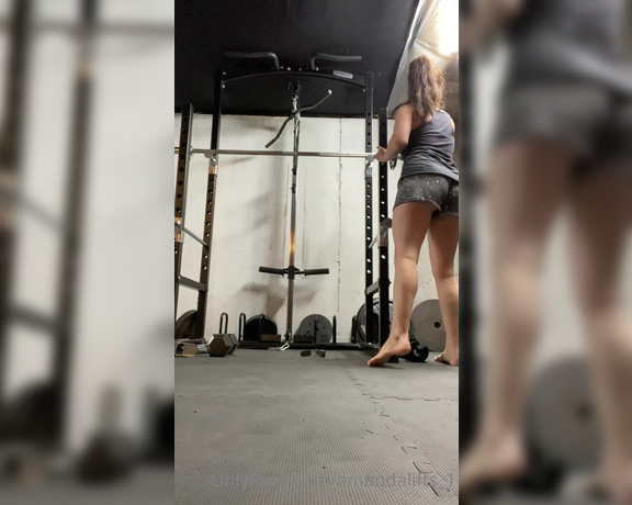 Amanda Wilde aka Amanda_wilde OnlyFans - Come workout with me and Watch me squat low…barefoot