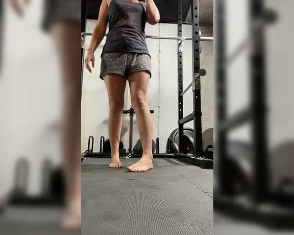 Amanda Wilde aka Amanda_wilde OnlyFans - Come workout with me and Watch me squat low…barefoot