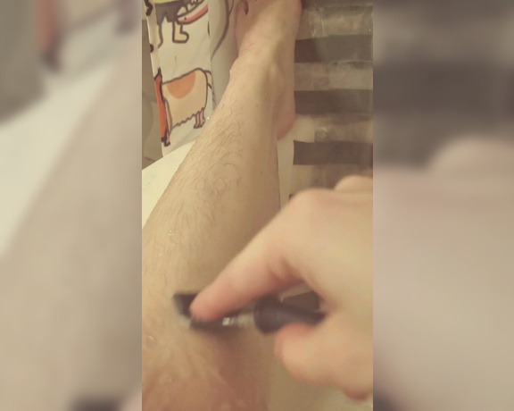 Emma Choice aka Emmachoice OnlyFans - Shaving my legs v rare sighting Which do you prefer, shaved or unshaven