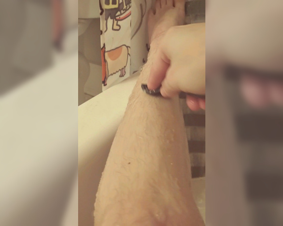 Emma Choice aka Emmachoice OnlyFans - Shaving my legs v rare sighting Which do you prefer, shaved or unshaven