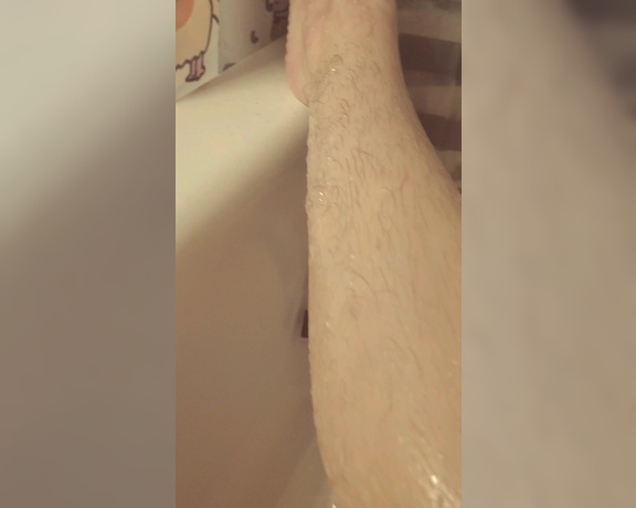 Emma Choice aka Emmachoice OnlyFans - Shaving my legs v rare sighting Which do you prefer, shaved or unshaven