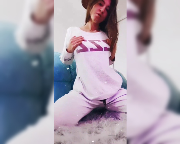 Miki Infinita aka Miki_infinita OnlyFans - Thats how I am ! I wanted to show you my common day, its cold and Im always in my pajamas hahah 1