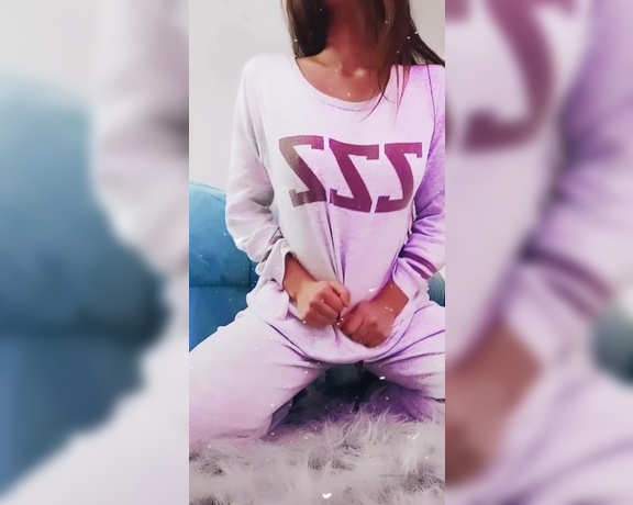 Miki Infinita aka Miki_infinita OnlyFans - Thats how I am ! I wanted to show you my common day, its cold and Im always in my pajamas hahah 1