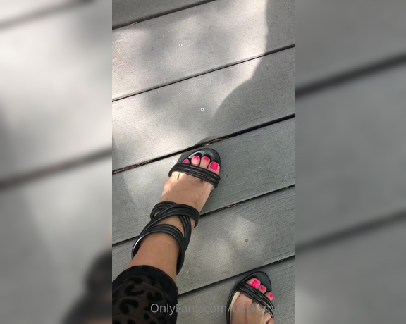 Thick and Sweet aka Thicksmiley OnlyFans - Baby come suck on my toes