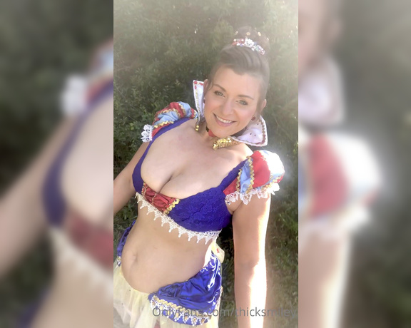 Thick and Sweet aka Thicksmiley OnlyFans - Snow White would love to twerk on your cock 2