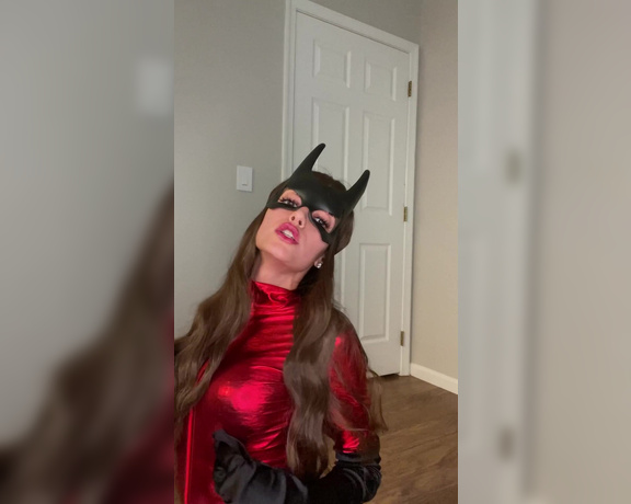 Ana Nello aka Ananello OnlyFans - Does daddy like a DANGEROUS woman heres a teaser of my new Cat Woman COSPLAY video Ill be sendi