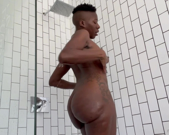 Moe Rayna aka Itsmoeduh OnlyFans - Happy Tuesday y’all! Here’s a shower video I made before we hit Exxxotica This past weekend was eve