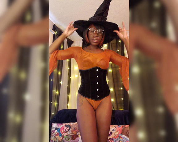 Moe Rayna aka Itsmoeduh OnlyFans - And I said I wasnt gonna post lol Happy Humpday yall! Heres a try on video of the Halloween fits