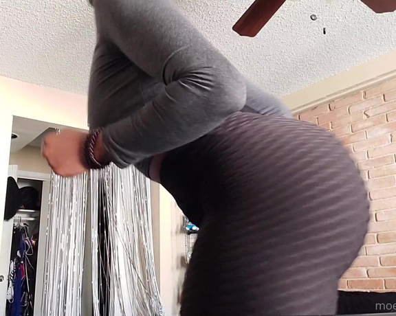 Moe Rayna aka Itsmoeduh OnlyFans - Good afternoon! I was cleaning and felt like shaking sum so this twerk video was born Please engage