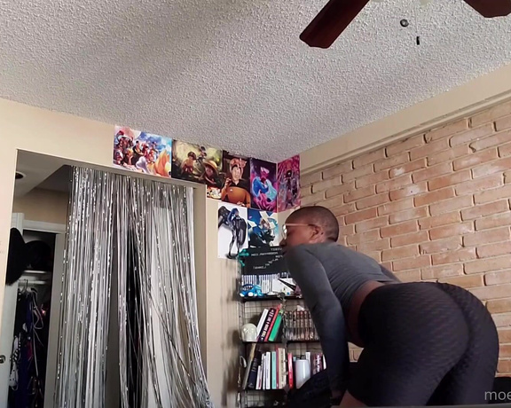 Moe Rayna aka Itsmoeduh OnlyFans - Good afternoon! I was cleaning and felt like shaking sum so this twerk video was born Please engage