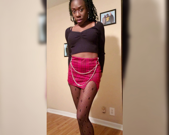 Moe Rayna aka Itsmoeduh OnlyFans - I loved this outfit I wore to the sex club This was my first real experience so I didnt get any fo