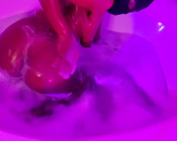 Moe Rayna aka Itsmoeduh OnlyFans - Happy Saturday yall! Heres a video of me in the tub playong around Im wearing my hood covering m