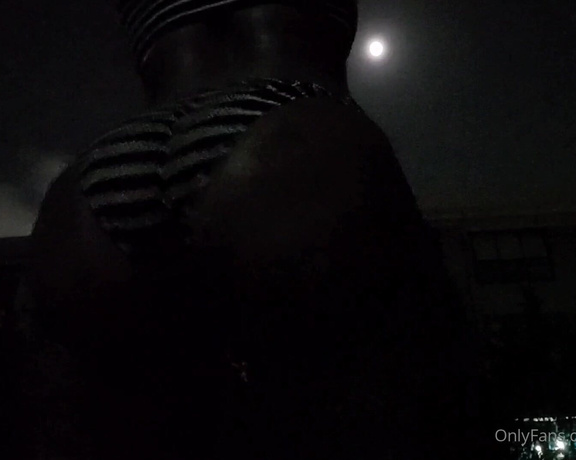 Moe Rayna aka Itsmoeduh OnlyFans - Heres a short clip from last night as well I was feeling myself under that pretty moon Such wonde