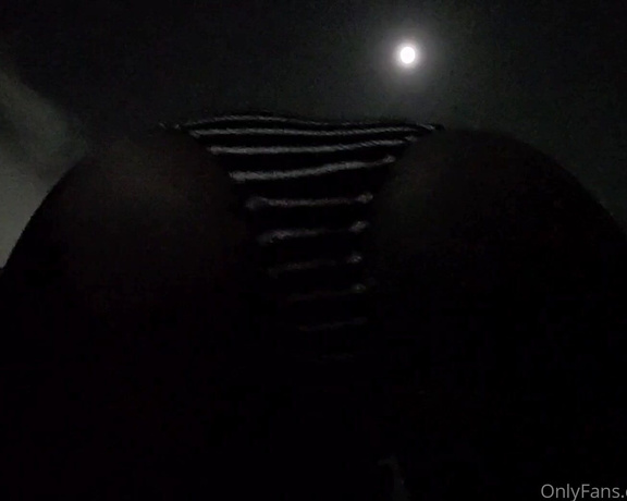 Moe Rayna aka Itsmoeduh OnlyFans - Heres a short clip from last night as well I was feeling myself under that pretty moon Such wonde