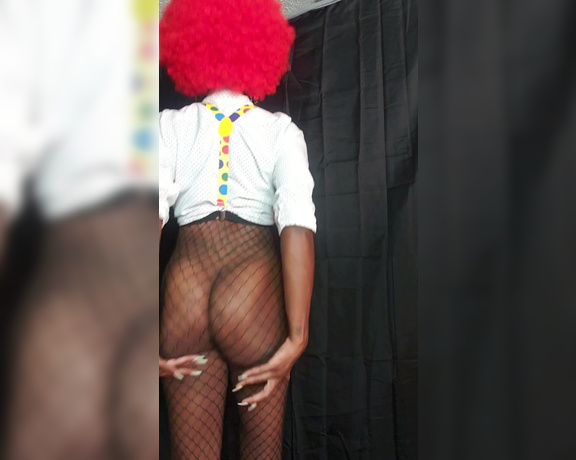 Moe Rayna aka Itsmoeduh OnlyFans - Clown clap for a late night snack Im making the riding video for yall on Thursday, I havent been