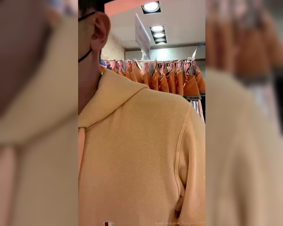Tony aka Xinyimark OnlyFans - Last night I went shopping with Tata in Taichung and ate ramen. I happened to meet a pusher friend (who was very sexy and leaned on his waist) and wanted to get up and fuck Tata You can’t be so hasty when hooking up, no @beyr