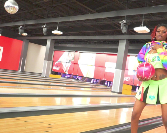 GIbbyTheClown - Bowled a strike down her thoat
