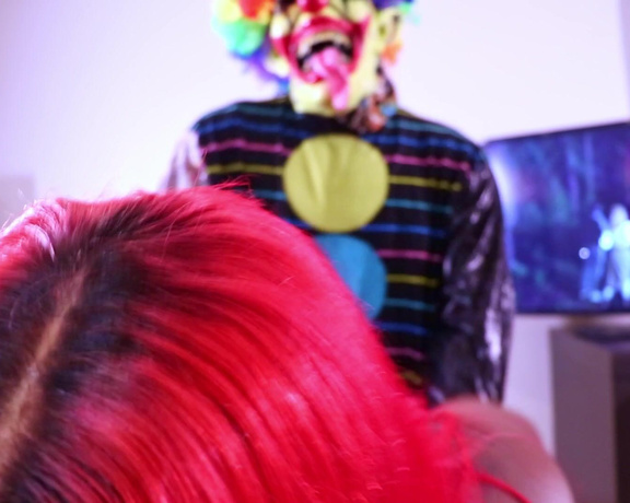 GIbbyTheClown - Gibby The Clown Pounds Victoria Cakes