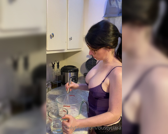 BustyCiara aka Bustyciara OnlyFans - Get you a girl that can cook Tip $10 if you wanna cream my pussy while I cook for you