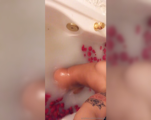Honey Gold aka Honeygold OnlyFans - My kitty needs your cock so badly