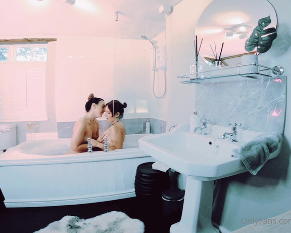Kayleigh Davis aka Kayleighdavis OnlyFans - Bath time bubble and blowjobs featuring @belle oharaxxx @luckymrdavis and @real life cucks