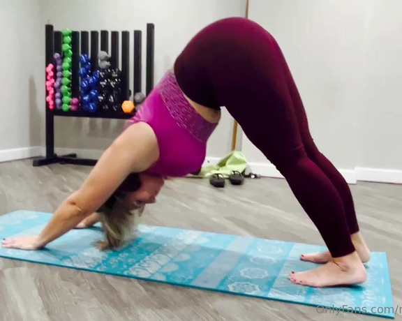 Mrs. Cora Cox aka Nextdoorswing OnlyFans - This is how I love to stretch out, some basic yoga Yoga really does make me a better human