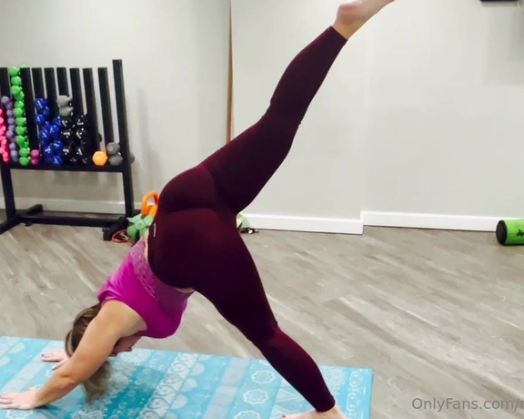 Mrs. Cora Cox aka Nextdoorswing OnlyFans - This is how I love to stretch out, some basic yoga Yoga really does make me a better human