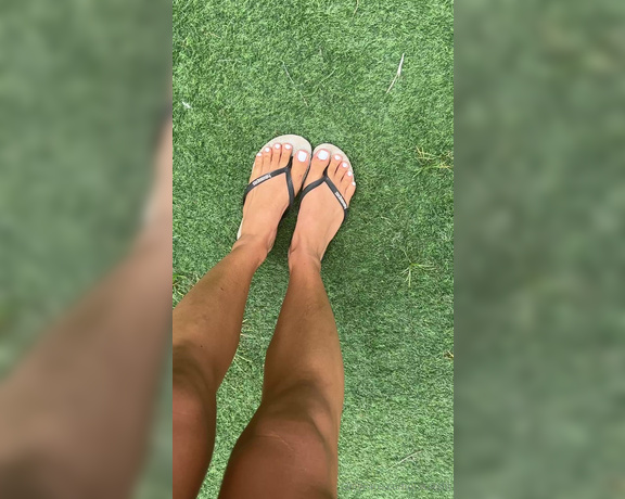 Its Katy Fit aka Itskatyfit OnlyFans - Message me for a custom video or pics with my new white toes