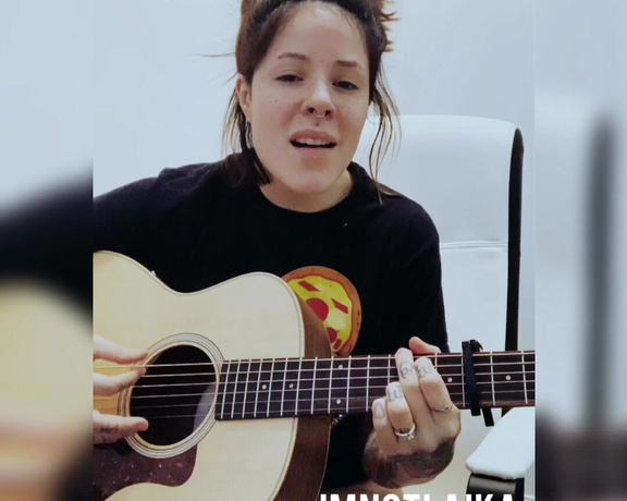 Laiika aka Ihatelaiika OnlyFans - Was testing out my new guitar in my new stream room i’m hella tired today and my voice is tired too