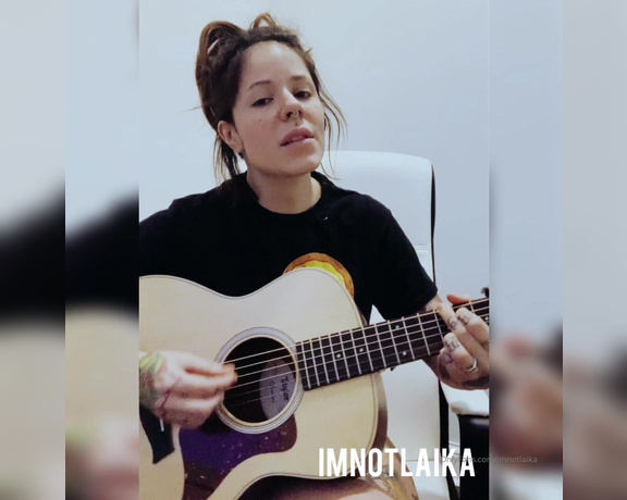 Laiika aka Ihatelaiika OnlyFans - Was testing out my new guitar in my new stream room i’m hella tired today and my voice is tired too