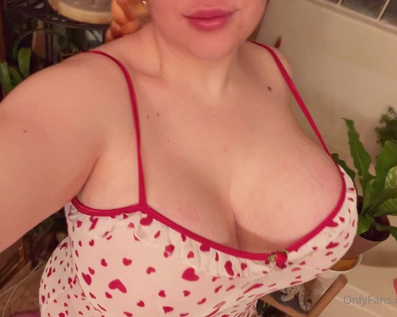 Penny Brown aka Underbust OnlyFans - Sometimes clothing doesn’t fit in the best possible ways