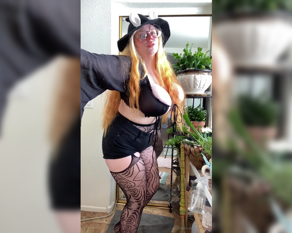 Penny Brown aka Underbust OnlyFans - Goodnight to all of my little bunnies out there from Zephyr the Bunny Witch =3c