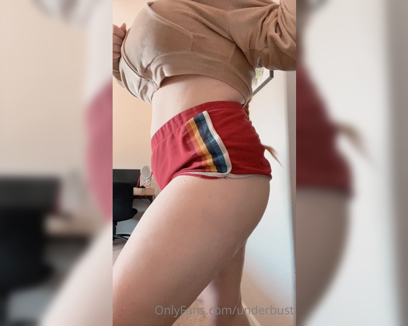 Penny Brown aka Underbust OnlyFans - Lazy Sunday time! Let’s drink a beer on the porch