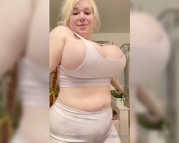 Penny Brown aka Underbust OnlyFans - Bouncing Bubbles for Bun