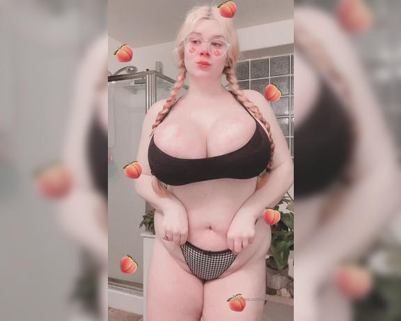 Penny Brown aka Underbust OnlyFans - Its peaches to be feeling peaches again! Im trying to deciiiide what to do tomorrow morning~ wou 9