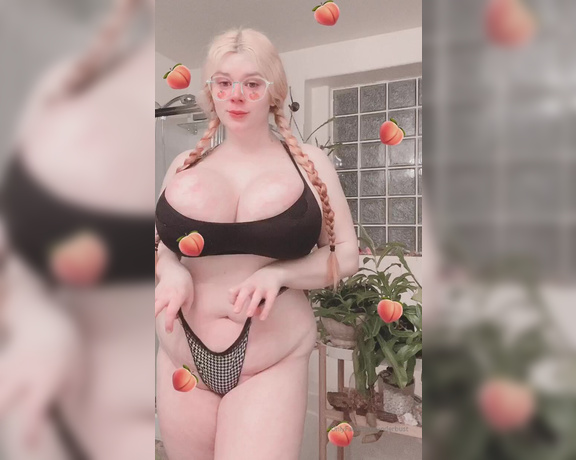 Penny Brown aka Underbust OnlyFans - Its peaches to be feeling peaches again! Im trying to deciiiide what to do tomorrow morning~ wou 9