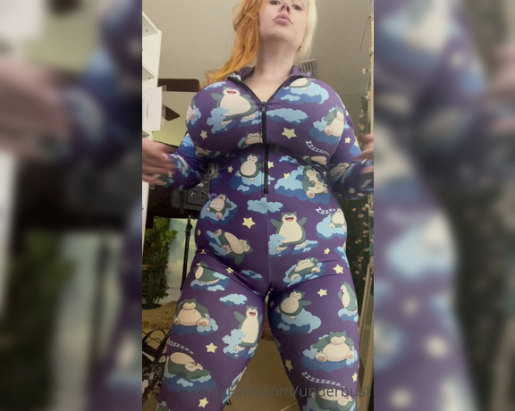Penny Brown aka Underbust OnlyFans - Its a jiggly snorlax pj type of morning!