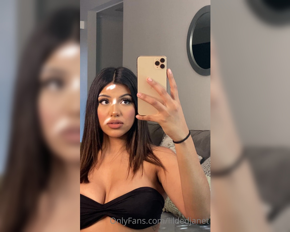 Janet aka Lildedjanet OnlyFans - I’m so Horny daddies I had to suck my own titty