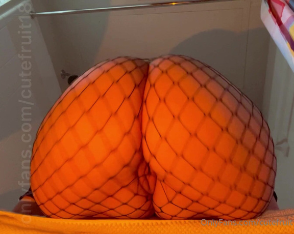Rita aka Cutefruit18 OnlyFans - Figured you would enjoy the view of my plump booty hanging off the edge of the bathtub like this